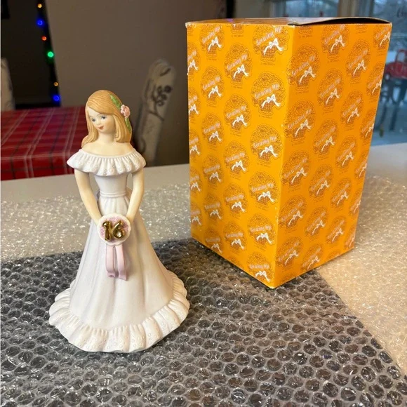 ‘Growing Up Girls’ Age 16 Porcelain Figurine - Picture 6 of 6